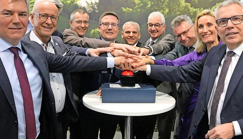 Auf los geht&rsquo;s los (von links): Die Landr&auml;te Ian Sch&ouml;lzel und Gerhard Bauer, B&uuml;rgermeister Klaus Detlev Huge, Landrat Christoph Schauder, Staatssekret&auml;r Patrick Rapp, Tourimia-Chef Bernhard Mosandl, Landrat Achim Br&ouml;tel, TMBW-Chefin Christine Sch&ouml;nhuber und Landrat Stefan Dallinger.