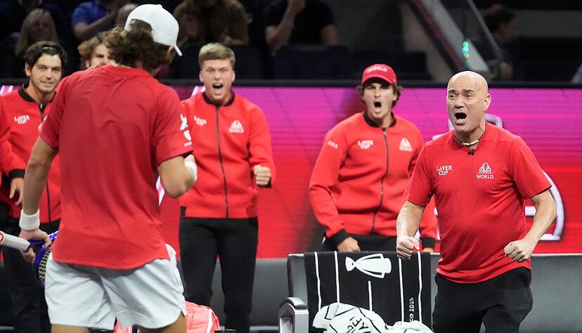 Team-Welt-Kapitän Andre Agassi (r) jubelt über einen starken Auftritt seiner Spieler.