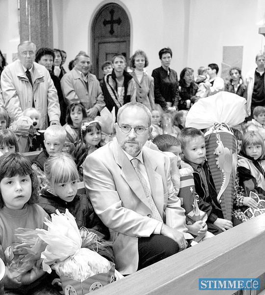 September 2001: 42 Schulanf&auml;nger und der neue Rektor Albert Berger werden in einem Festgottesdienst in St. Martinus begr&uuml;&szlig;t.