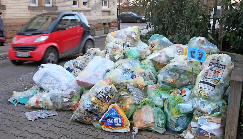 Ein Berg von Gelben Säcken in der Werderstraße. So sieht es nicht selten in der Stadt aus. 1993 wurde das Säcke-System in Heilbronn eingeführt. Foto: Veigel Ein Berg von Gelben Säcken in der Werderstraße. So sieht es nicht selten in der Stadt aus. 1993 wurde das Säcke-System in Heilbronn eingeführt. Foto: Veigel