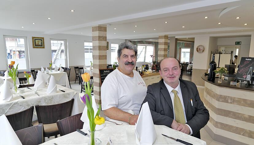 Italiener und Vollblutkoch Francesco De Filippis (links) steht in der Küche des Ristorante Pizzeria Langhans Da Cico, Ober Guiseppe Lavera serviert.
Fotos: Dennis Mugler