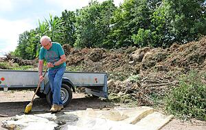 Hubert Conrad aus Kesselfeld kommt regelmäßig auf den Platz in Eichhof. Er schätzt den kurzen Weg und dass er jederzeit seinen Grünabfall entsorgen kann. Foto: Reichert Hubert Conrad aus Kesselfeld kommt regelmäßig auf den Platz in Eichhof. Er schätzt den kurzen Weg und dass er jederzeit seinen Grünabfall entsorgen kann. Foto: Reichert