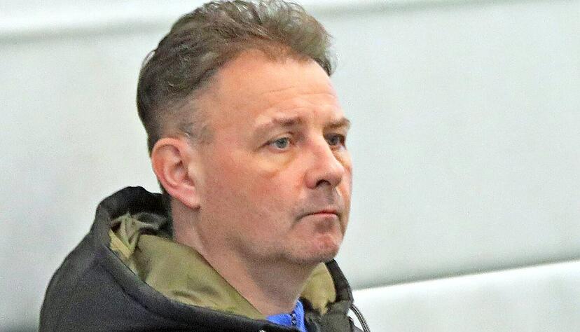 Es war kalt. In den Spielpausen zog sich Josef Braun seine Winterjacke an.