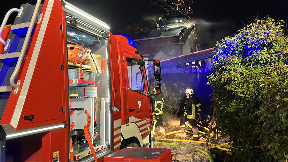 Die Feuerwehr hatte das Feuer rasch unter Kontrolle gebracht und einen größeren Schaden am Wohnhaus verhindert. Die Feuerwehr hatte das Feuer rasch unter Kontrolle gebracht und einen größeren Schaden am Wohnhaus verhindert.