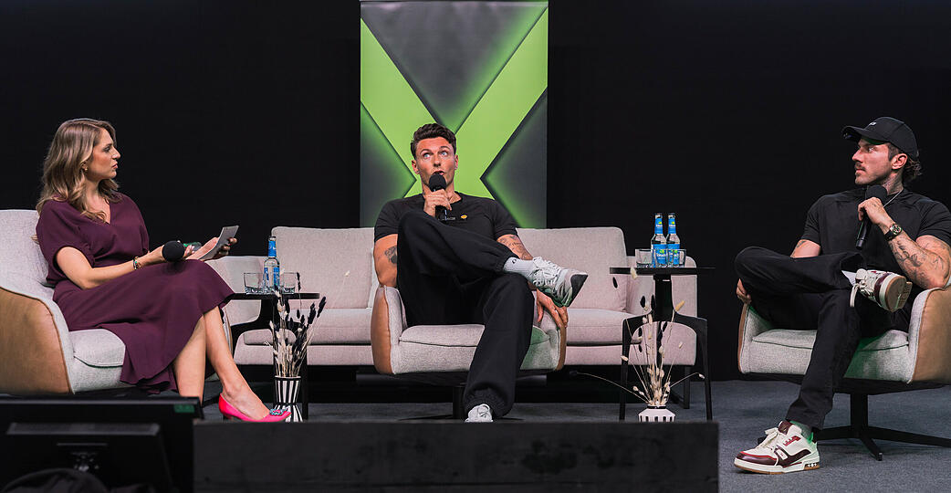 Die Fitness-Influencer Jan Kraume (Mitte) und Christian Wolf sorgen am Montagnachmittag nach Felix Blume f&uuml;r eine brechend volle Halle. &Auml;hnlich wie Felix Blume ecken sie mit ihren Aussagen an.