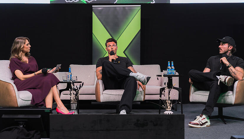 Die Fitness-Influencer Jan Kraume (Mitte) und Christian Wolf sorgen am Montagnachmittag nach Felix Blume f&uuml;r eine brechend volle Halle. &Auml;hnlich wie Felix Blume ecken sie mit ihren Aussagen an.