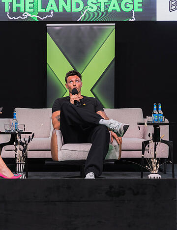 Die Fitness-Influencer Jan Kraume (Mitte) und Christian Wolf sorgen am Montagnachmittag nach Felix Blume f&uuml;r eine brechend volle Halle. &Auml;hnlich wie Felix Blume ecken sie mit ihren Aussagen an.