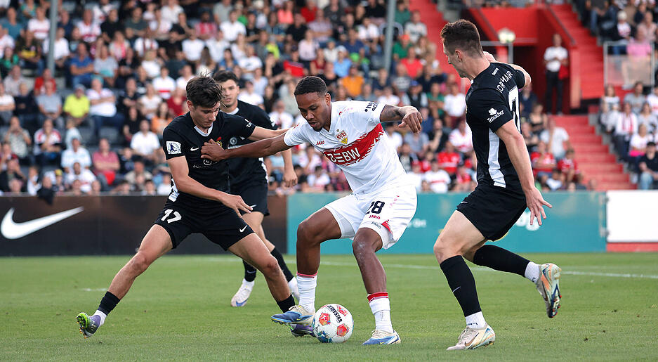 Nikolas Nartey (Mitte) verteidigt den Ball gegen Lorenz Ender und Loris Maier vom SG Sonnenhof Großaspach.