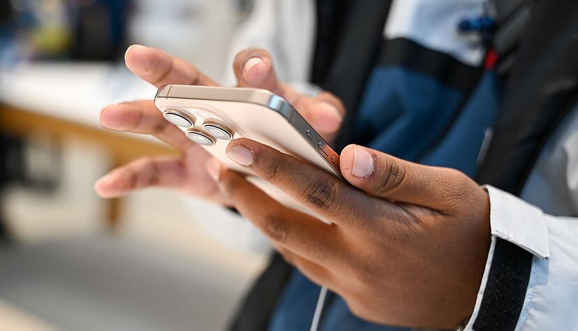 Die Kamera-App startet bislang oft unbeabsichtigt durch einen Wisch nach links: K&uuml;nftig kann diese Funktion in den Einstellungen abgeschaltet werden.