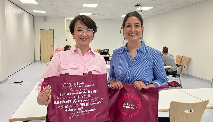Kosmetikerin Larisa Smitko (links) und Katrin Aigner von der Koordinationsstelle des SLK-Tumorzentrums am Gesundbrunnen haben die Aktion der DKSM in die Tat umgesetzt.