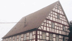 Gepflegte Fachwerkhäuser sind in Mangoldsall eher selten anzutreffen. Die meisten Bauernhöfe haben ein funktionales Erscheinungsbild.
Fotos: Hagen Stegmüller Gepflegte Fachwerkhäuser sind in Mangoldsall eher selten anzutreffen. Die meisten Bauernhöfe haben ein funktionales Erscheinungsbild.
Fotos: Hagen Stegmüller