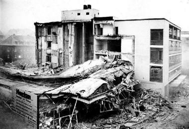 Merkur: Sprengung 1968: Keine Bombe, sondern eine vorsätzliche Sprengung hat dieses Bild der Verwüstung verursacht. Nur 17 Jahre nach dem Bau wird das Kaufhaus gesprengt, um Platz für den größeren Horten zu schaffen.