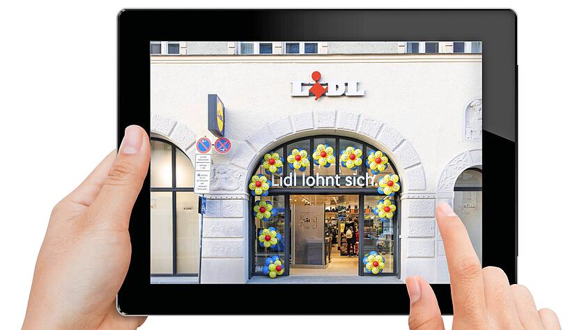 Lidl sucht das Heil in der Verknüpfung von Onlinegeschäft und Filialen. In München gibt es seit wenigen Tagen eine neue Innenstadtfiliale. Montage: HSt, Fotos: Lidl, blackzheep/stock.adobe.com