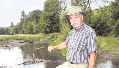 Ulrich Kammerer hat mit Kindern und Jugendlichen den Lauf der ursprünglich kerzengeraden Zaber in Abstimmung mit der Stadtverwaltung an mehreren Stellen verändert. Das bringt ihm Kritik von Fischern und Naturschützern ein.Fotos: Rolf Muth Ulrich Kammerer hat mit Kindern und Jugendlichen den Lauf der ursprünglich kerzengeraden Zaber in Abstimmung mit der Stadtverwaltung an mehreren Stellen verändert. Das bringt ihm Kritik von Fischern und Naturschützern ein.Fotos: Rolf Muth