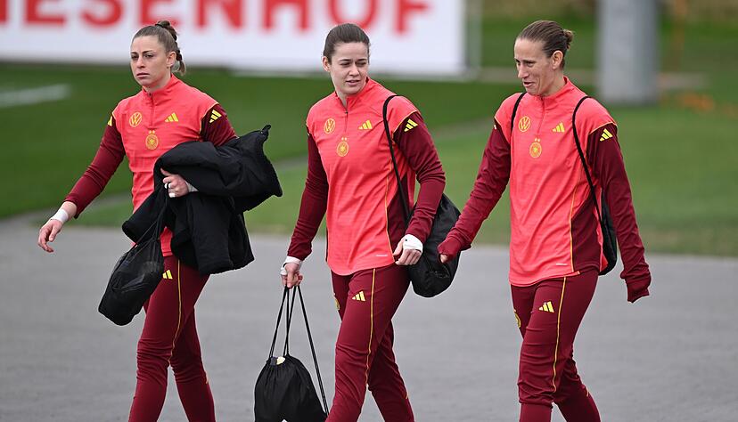 Stina Johannes (M.) vertrat erfolgreich Stammkeeperin Ann-Katrin Berger (r./Archivbild). Stina Johannes (M.) vertrat erfolgreich Stammkeeperin Ann-Katrin Berger (r./Archivbild).