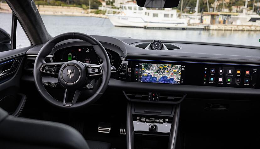 Bekannte Landschaft: Das Cockpit kommt wie bei der Limousine Taycan unter anderem mit Head-up-Display und eigenem Bildschirm für den Beifahrer.