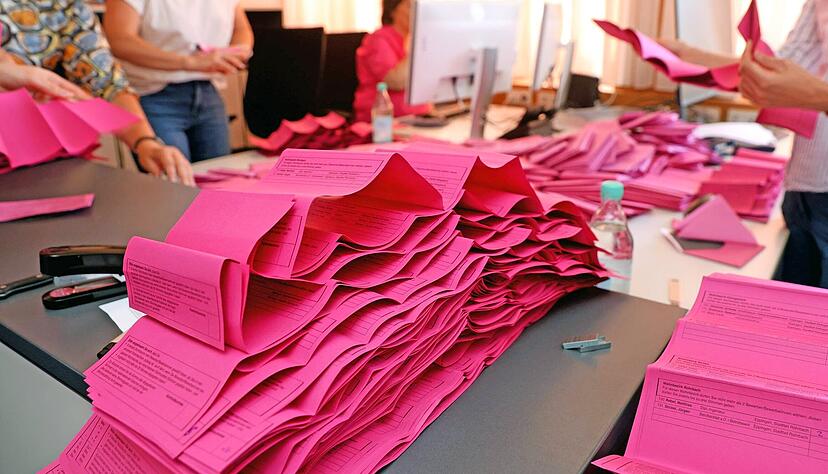 Europawahl und Kommunalwahl 2024, Auszählung der Wahlzettel im Rathaus Eppingen Europawahl und Kommunalwahl 2024, Auszählung der Wahlzettel im Rathaus Eppingen