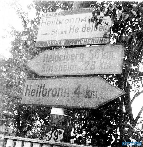 6.April 1945: Der Wegweiser zeigt den amerikanischen Soldaten die Marschroute nach Heilbronn. 6.April 1945: Der Wegweiser zeigt den amerikanischen Soldaten die Marschroute nach Heilbronn.