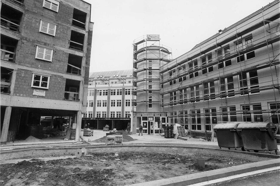 Februar 1994: Rechts im Bild sieht man das Haus "Herbert von Bismarck", links ist der Wohn- und Gesch&auml;ftskomplex Haus "Wilhelm von Bismarck" noch im Bau.