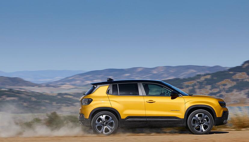 Der Jeep Avenger verfügt zwar über diverse Fahrprogramme für Sand oder Schnee, aber ohne Allrad bleiben seine Möglichkeiten im Gelände begrenzt. Der Jeep Avenger verfügt zwar über diverse Fahrprogramme für Sand oder Schnee, aber ohne Allrad bleiben seine Möglichkeiten im Gelände begrenzt.