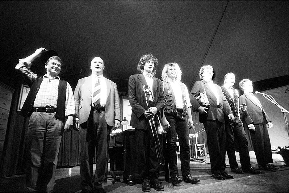 Zusammengestellt von Archiv und Dokumentation der Heilbronner Stimme
1998: Mäulesmühle beim Heilbronner Gaffenbergfestival.
Im Siebenmühlental bei Leinfelden-Echterdingen ist die Mäulesmühle die dritte Mühle. Seit 1985 zeigen Karlheinz Hartmann (1950) und Al-
bin Braig (1951) in der Komede-Scheuer in loser Folge schwäbische Volkstheaterszenen: Im Mittelpunkt stehen stets der Amtsbote Hannes und sein Bürgermeister. Zusammengestellt von Archiv und Dokumentation der Heilbronner Stimme
1998: Mäulesmühle beim Heilbronner Gaffenbergfestival.
Im Siebenmühlental bei Leinfelden-Echterdingen ist die Mäulesmühle die dritte Mühle. Seit 1985 zeigen Karlheinz Hartmann (1950) und Al-
bin Braig (1951) in der Komede-Scheuer in loser Folge schwäbische Volkstheaterszenen: Im Mittelpunkt stehen stets der Amtsbote Hannes und sein Bürgermeister.