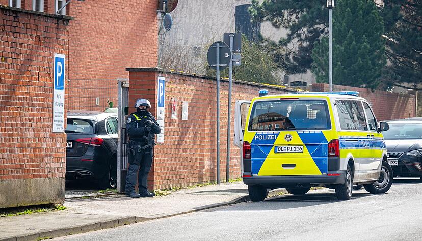 Polizisten stehen an einem Eingang zum&nbsp;Amtsgericht.