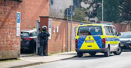 Polizisten stehen an einem Eingang zum&nbsp;Amtsgericht.