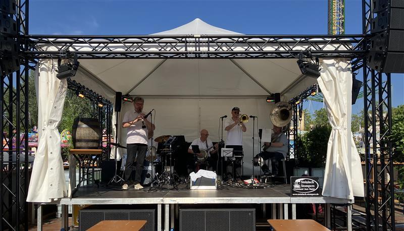 Die Steinlach Stompers spielen im Open-Air-Biergarten am Festzelt.