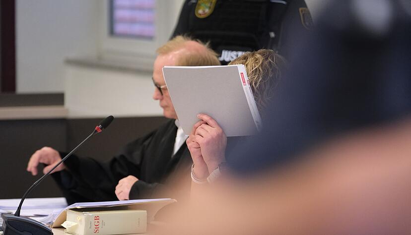 Vor dem Landgericht in Dessau-Roßlau ist eine Zwillingsmutter nach dem Tod ihrer Kinder verurteilt worden. (Archivbild) Vor dem Landgericht in Dessau-Roßlau ist eine Zwillingsmutter nach dem Tod ihrer Kinder verurteilt worden. (Archivbild)