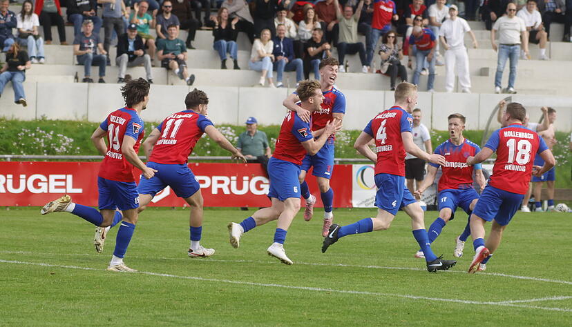 Die Hollenbacher jubeln &uuml;ber den Siegtreffer gegen Essingen.