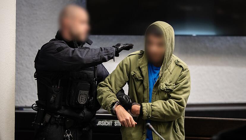 Weil er beim Public Viewing der EM-Partie T&uuml;rkei gegen Tschechien in Stuttgart Menschen mit einem Messer verletzt und verfolgt haben soll, steht ein junger Mann vor Gericht in Stuttgart. (Archivfoto)