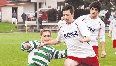 Christian Auer (links) und der FVS Sulzfeld sind zurzeit meist einen Schritt schneller als der Gegner. Das bekam auch Neckarbischofsheim mit Daniel Ohr (Mitte) beim 0:3 zu sp&uuml;ren.Foto: Archiv/Kr&uuml;ger