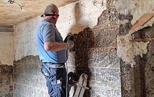 Die Arbeit mit den Werkzeugen ist körperlich sehr anstrengend. "Nach mehreren Stunden mit der Hilti haben meine Arme stark vibriert", schildert Jürgen Seel. Die Arbeit mit den Werkzeugen ist körperlich sehr anstrengend. "Nach mehreren Stunden mit der Hilti haben meine Arme stark vibriert", schildert Jürgen Seel.