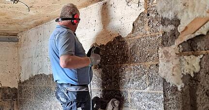 Die Arbeit mit den Werkzeugen ist körperlich sehr anstrengend. "Nach mehreren Stunden mit der Hilti haben meine Arme stark vibriert", schildert Jürgen Seel. Die Arbeit mit den Werkzeugen ist körperlich sehr anstrengend. "Nach mehreren Stunden mit der Hilti haben meine Arme stark vibriert", schildert Jürgen Seel.