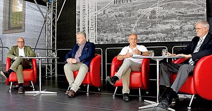 Diskutierten über Demokratie (v.l.) Alexander Throm (CDU), Michael Link (FDP), Josip Juratovic (SPD) und Christhard Schrenk vom Stadtarchiv.
Foto: Mario Berger
