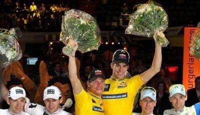 Bruno Risi und Franco Marvulli (m) jubeln beim Sechstagerennen in M&uuml;nchen vom Siegerpodest.