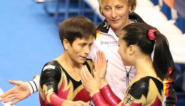 Ulla Koch (M) gratuliert ihren Schützlingen Oksana Chusovitina (l) und Kim Bui. Foto: Friso Gentsch.
