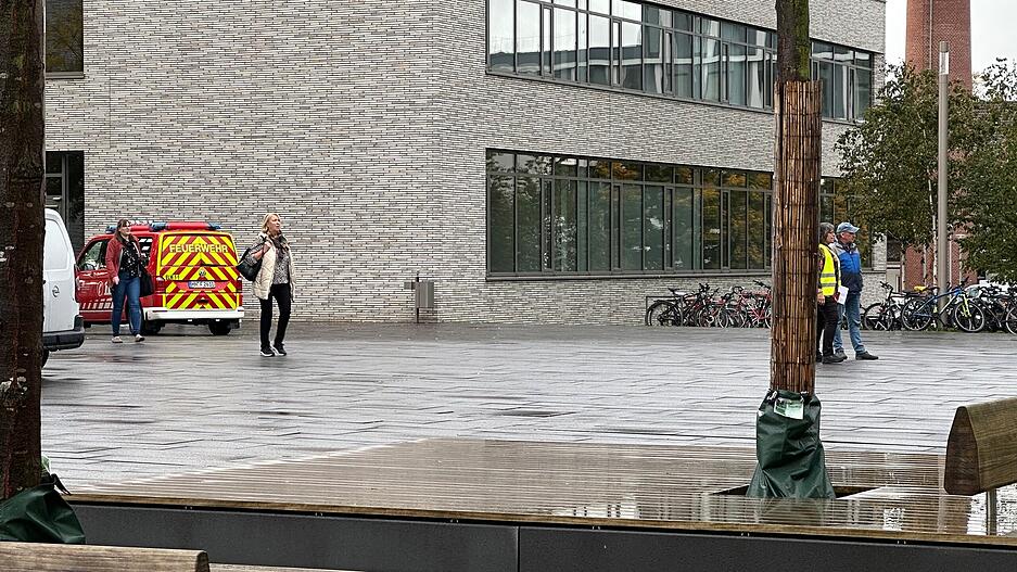 Einsatzkräfte der Feuerwehr sind vor Ort.