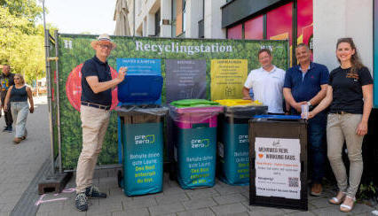 Steffen Schoch (von links) Michael Müller, Stephan Sept und Stefanie Fischer an einer Recyclingstation auf dem Lichterfest. Foto: Mario Berger Steffen Schoch (von links) Michael Müller, Stephan Sept und Stefanie Fischer an einer Recyclingstation auf dem Lichterfest. Foto: Mario Berger