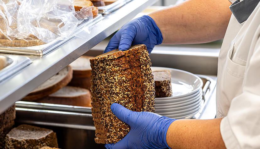Das warme Essen kommt vorgekocht aus Löwenstein. Die kalten Komponenten werden direkt an die drei Standorte ausgeliefert. Das warme Essen kommt vorgekocht aus Löwenstein. Die kalten Komponenten werden direkt an die drei Standorte ausgeliefert.