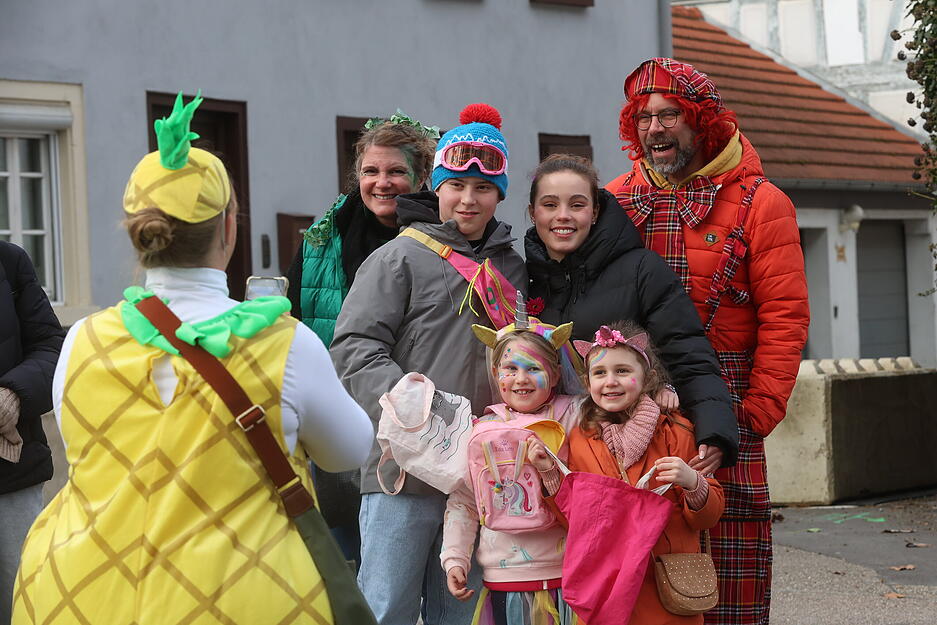 Zuschauer säumen die Straßen, während der bunte Lindwurm vorbeizieht. Zuschauer säumen die Straßen, während der bunte Lindwurm vorbeizieht.
