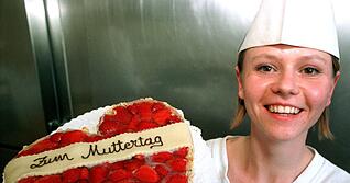 Ein Muttertagsherz mit Erdbeeren wird kommenden Sonntag vermutlich auf vielen Frühstückstischen stehen. Foto: Archiv/dpa Ein Muttertagsherz mit Erdbeeren wird kommenden Sonntag vermutlich auf vielen Frühstückstischen stehen. Foto: Archiv/dpa