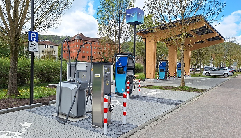 Investor und Betreiber des Schnell-Ladeparks ist die MER Germany GmbH, die den Ladepark mit 100 Prozent Strom aus erneuerbaren Energien betreibt.