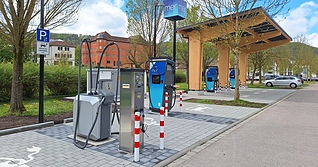 Investor und Betreiber des Schnell-Ladeparks ist die MER Germany GmbH, die den Ladepark mit 100 Prozent Strom aus erneuerbaren Energien betreibt.