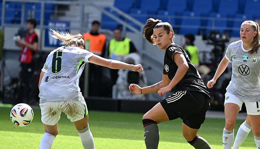 Endlich wieder Bundesliga: Lena Oberdorf (M) steht vor ihrem ersten Ligaspiel für den FC Bayern. Endlich wieder Bundesliga: Lena Oberdorf (M) steht vor ihrem ersten Ligaspiel für den FC Bayern.