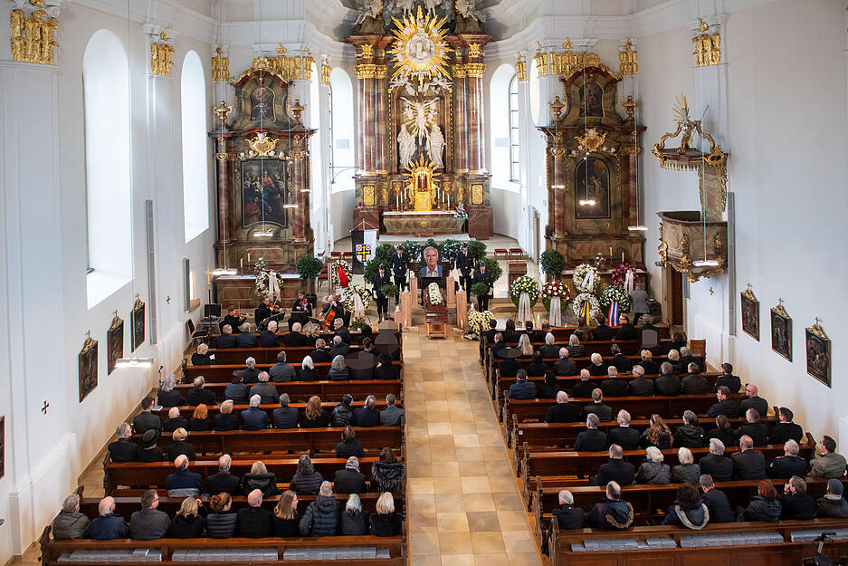 Bürgerschaft und Vertreter der Stadt nehmen Abschied von einem prägenden Kommunalpolitiker. Bürgerschaft und Vertreter der Stadt nehmen Abschied von einem prägenden Kommunalpolitiker.