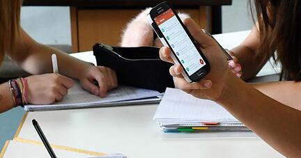 Ein Schüler hält im Unterricht ein Handy in den Händen, fotografiert in einer Berliner Schule. Foto: Jens Kalaene/Archiv Ein Schüler hält im Unterricht ein Handy in den Händen, fotografiert in einer Berliner Schule. Foto: Jens Kalaene/Archiv