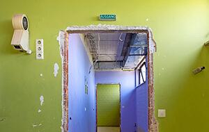 Gr&uuml;n und Lila: Im Sanit&auml;rbereich tut ein neues Farbkonzept not.