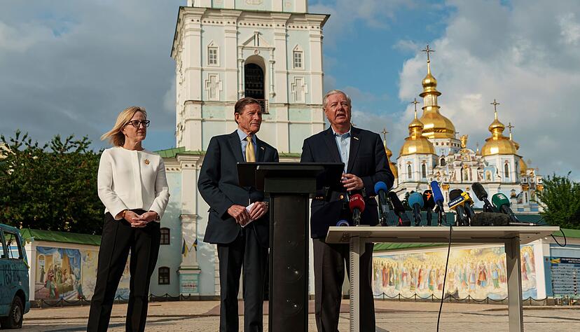 Die US-Senatoren LIndsey Graham und Richard Blumenthal haben in Kiew auch den ukrainischen Präsidenten Wolodymyr Selenskyj zu Gesprächen getroffen. Die US-Senatoren LIndsey Graham und Richard Blumenthal haben in Kiew auch den ukrainischen Präsidenten Wolodymyr Selenskyj zu Gesprächen getroffen.