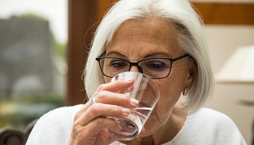 Mundtrockenheit? Ausreichendes Trinken und kauintensive Lebensmittel f&ouml;rdern die Speichelbildung.
